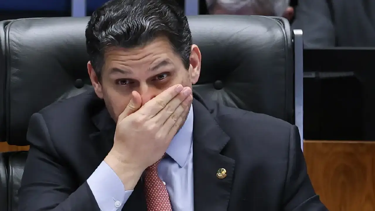Alcolumbre mantém silêncio sobre 6x1 e oposição tenta preservar escala