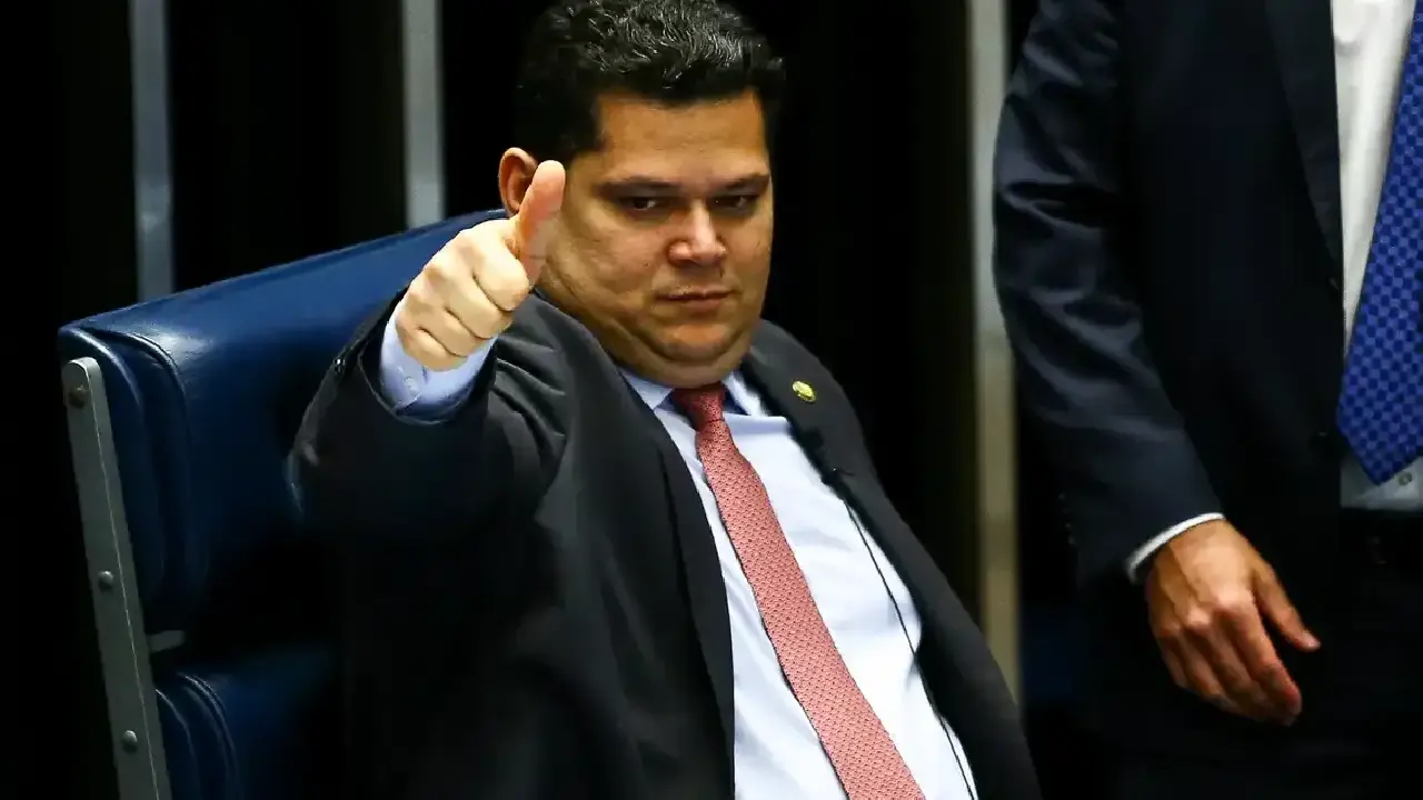 Alcolumbre trava tramitação da PEC do fim da 6x1 no Senado