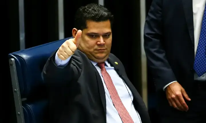 Alcolumbre trava tramitação da PEC do fim da 6x1 no Senado
