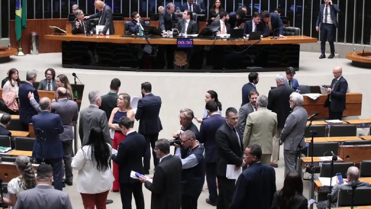 Câmara aprova fim da escala 6x1 com jornada máxima de 40 horas semanais; acompanhe