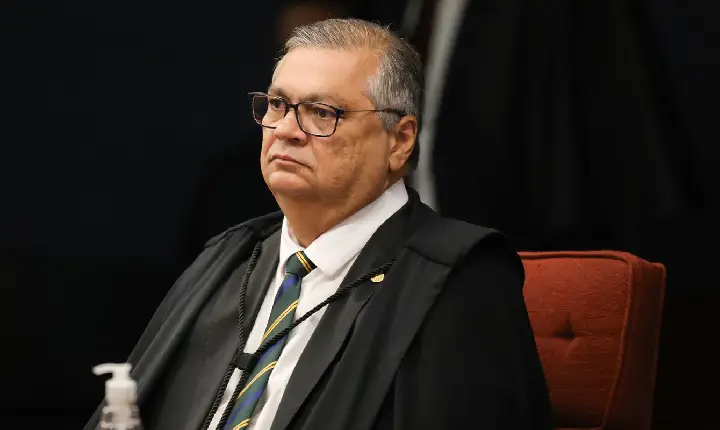 Dino abre apuração sobre emendas para produtora do filme de Bolsonaro