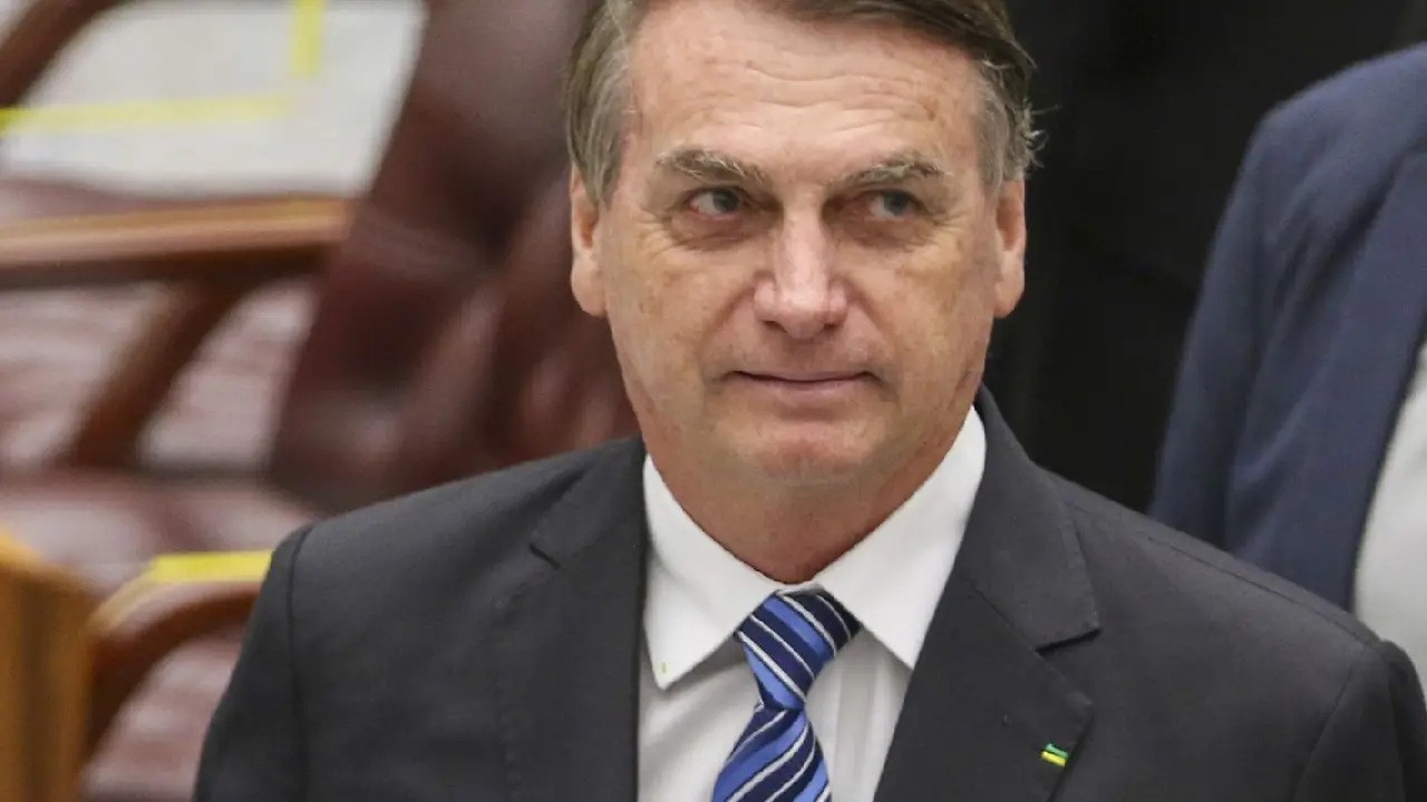 Exército entrega armas de Bolsonaro à PF e informa falta de duas