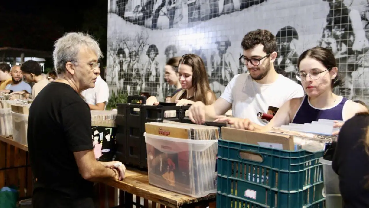 Feira de Vinil e Afins apresenta espetáculo inspirado no álbum Transa, de Caetano Veloso, em Mossoró