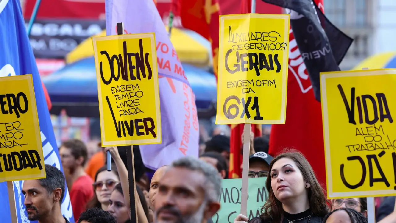Flávio Bolsonaro sugere pagamento por hora em alternativa à escala 6x1
