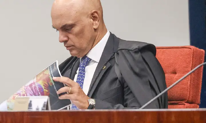 Moraes abre ação contra Flávio Bolsonaro por suposta calúnia a Lula