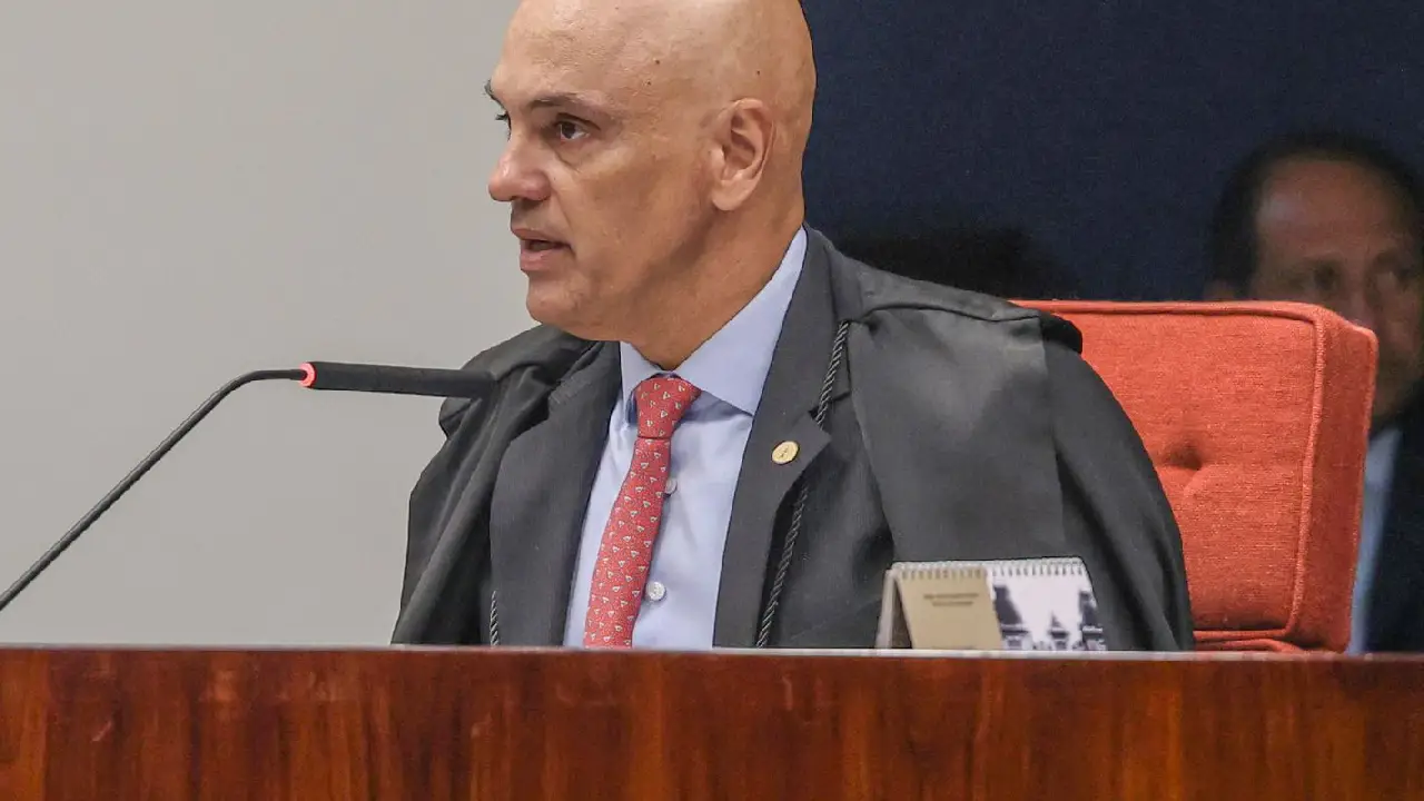 Moraes pede manifestação da PGR após Flávio não depor à PF