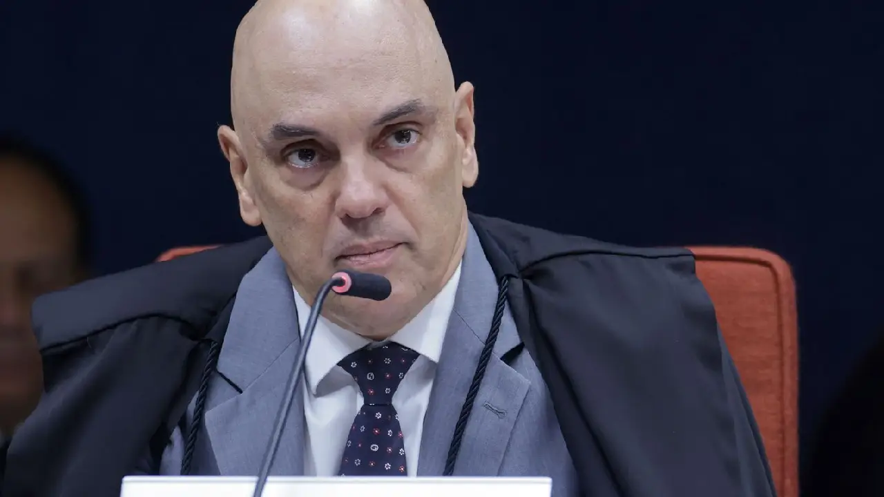 Moraes pede parecer da PGR sobre incluir Jair e Flávio em inquérito