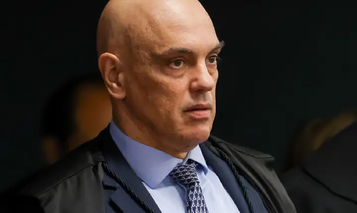 Moraes volta a pedir que PGR se manifeste sobre arma de Bolsonaro