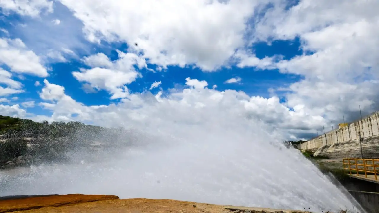 Oiticica chega a 500 milhões de metros cúbicos e muda paisagem no sertão do RN