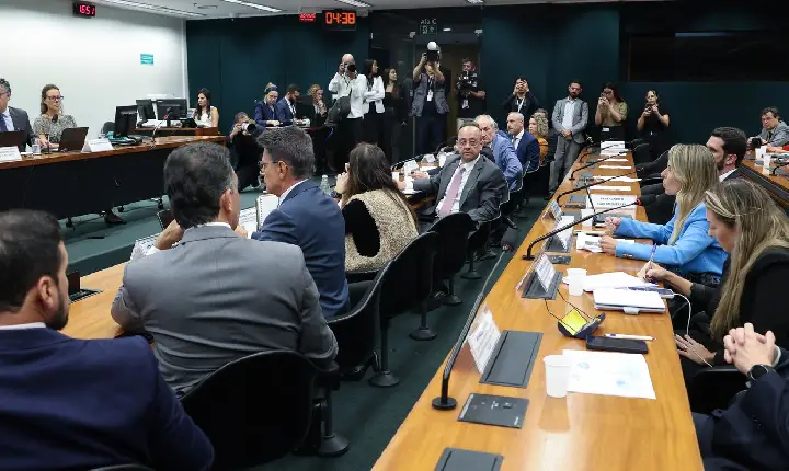 Pedido de vista adia votação da PEC do fim da escala 6X1
