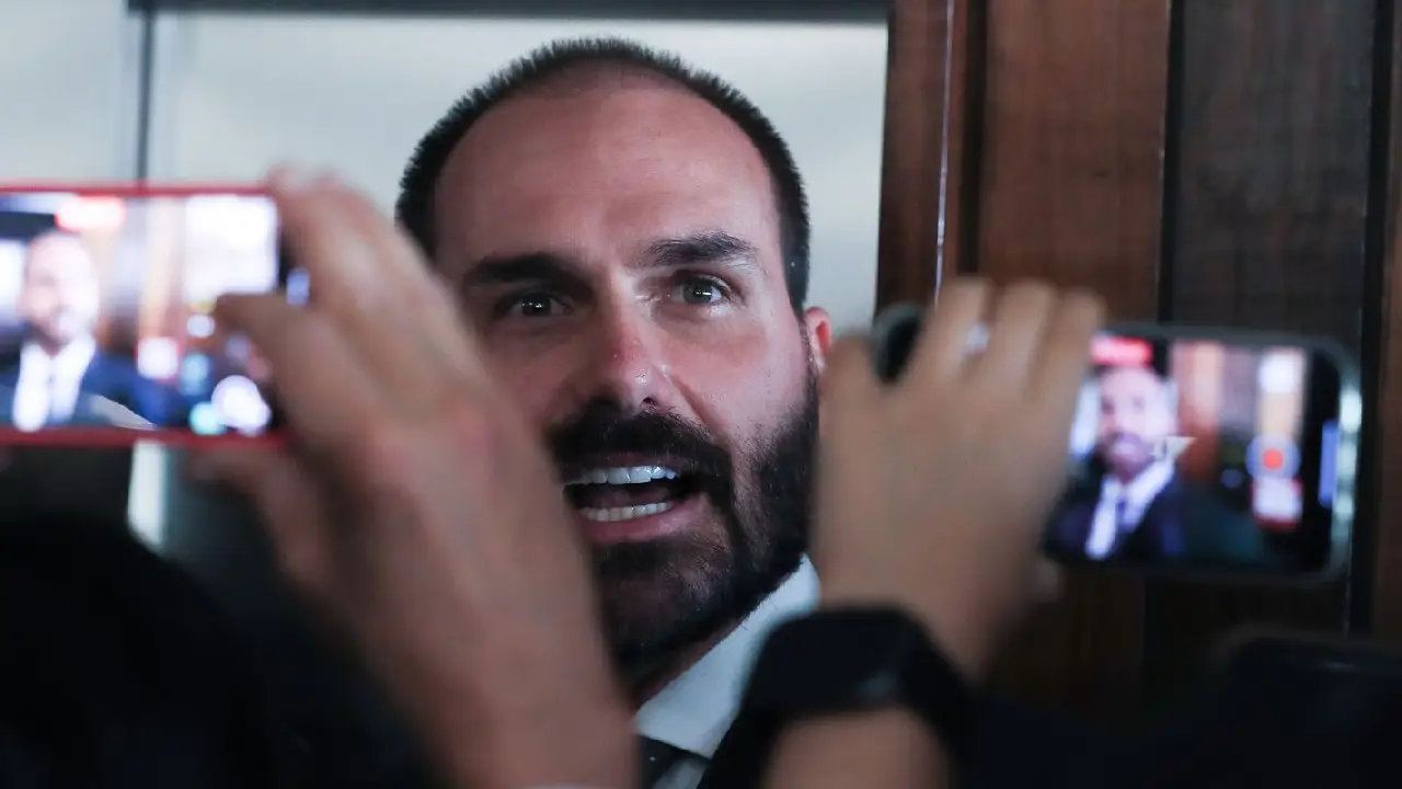PGR pede ao Supremo condenação de Eduardo Bolsonaro por coação