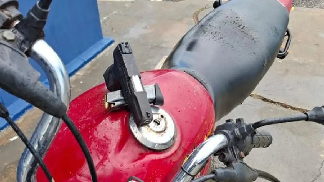 PRF apreende adolescente com arma de fogo e recupera motocicleta roubada em Mossoró