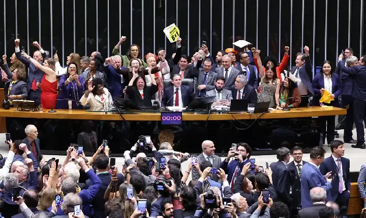 Saiba como votaram os deputados na PEC que acaba com a escala 6x1