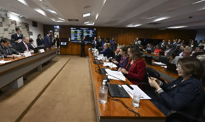 Senadores cobram CVM por suposta omissão no caso do Banco Master