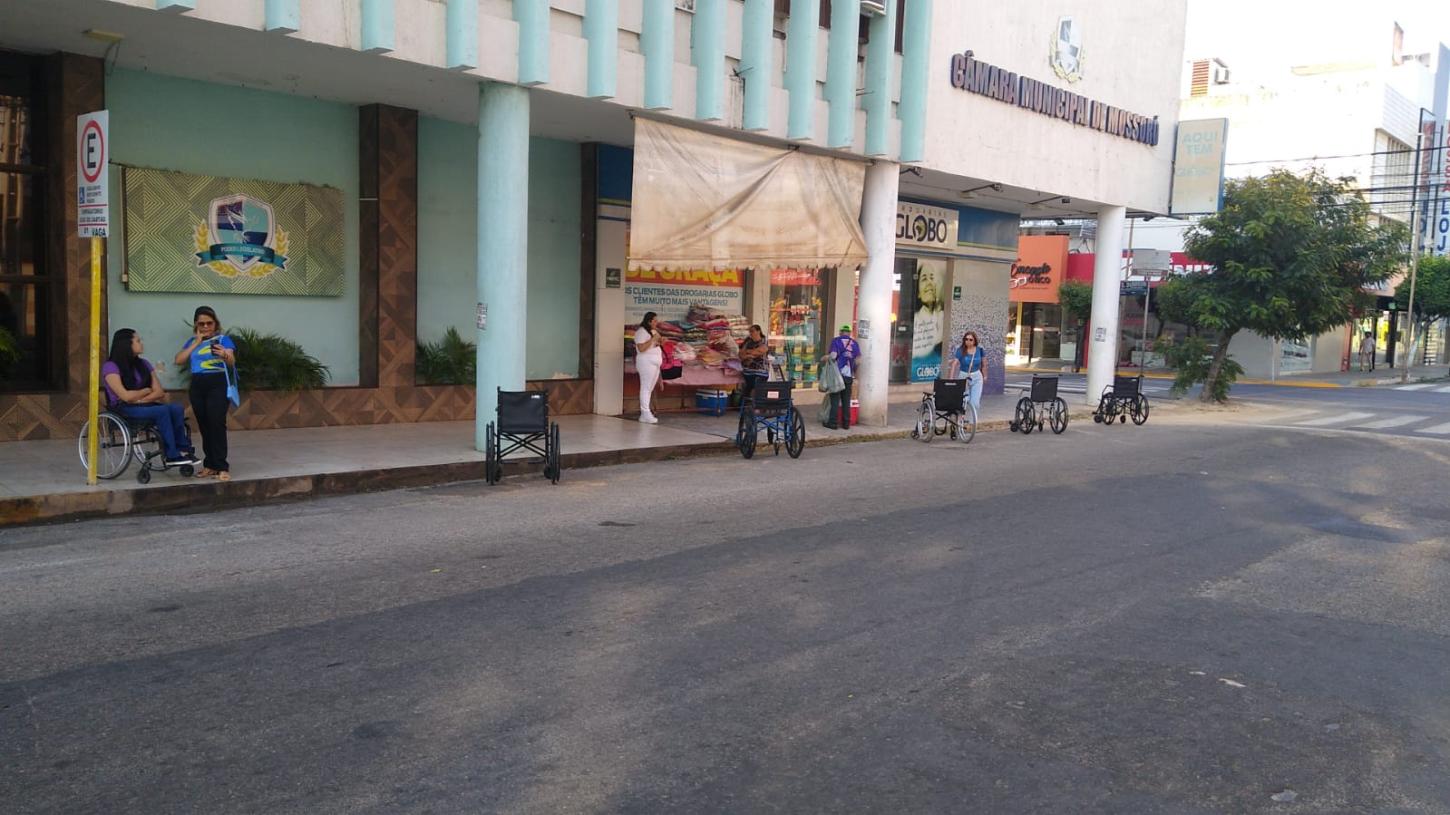 Ato público conscientiza sobre estacionamentos reservados para pessoas com deficiência