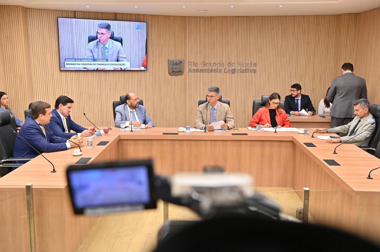 Comissão de Finanças da ALRN aprova projeto que veta multa por avanço de sinal entre 23h e 5h