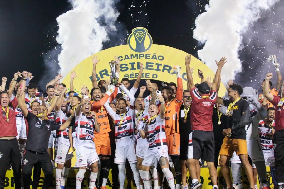 Festa da entrega da taça emociona torcida e jogadores do Ferroviário