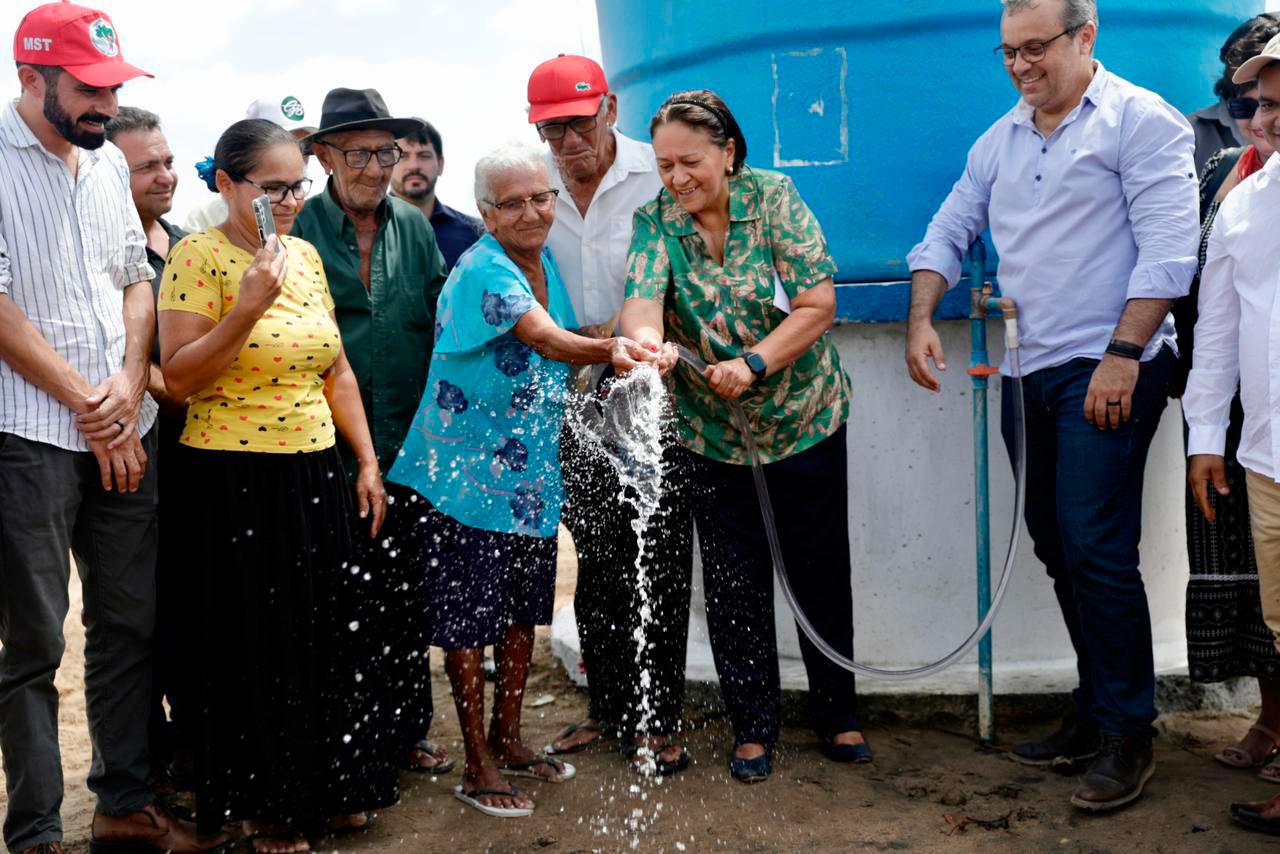 Governadora entrega poço de água em localidade rural de Mossoró