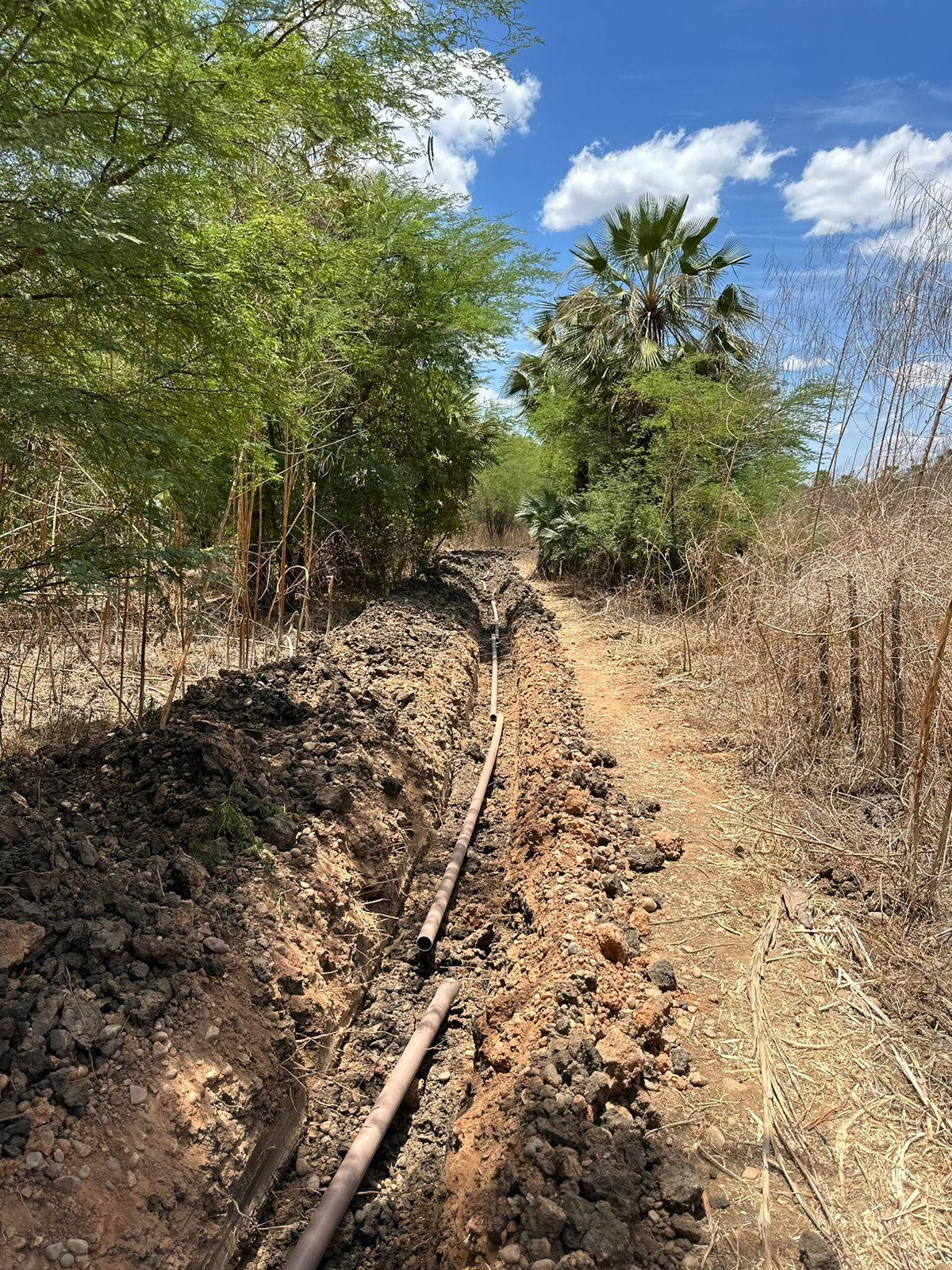 Prefeito Dr. Artur Vale cumpre compromisso com o Sítio Canudos e inicia extensão de adutora