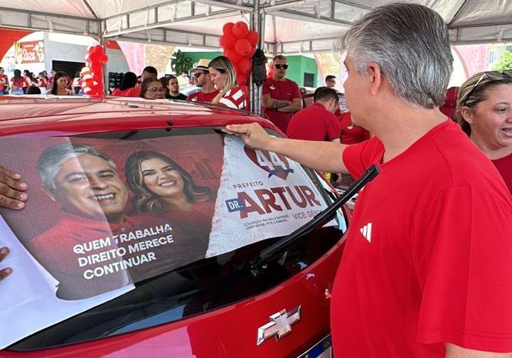 Dr. Artur inicia campanha com grande adesivaço e reunião com multidão
