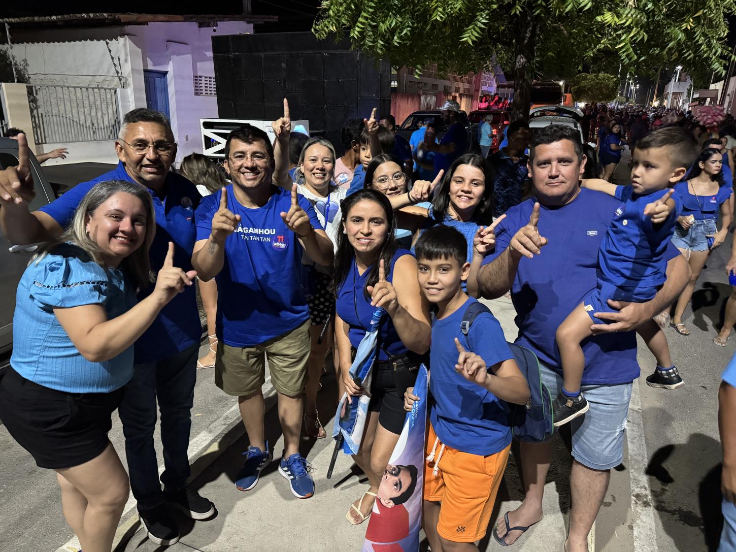 No meio da multidão, vereador Ibinha recebe o carinho dos eleitores de Upanema