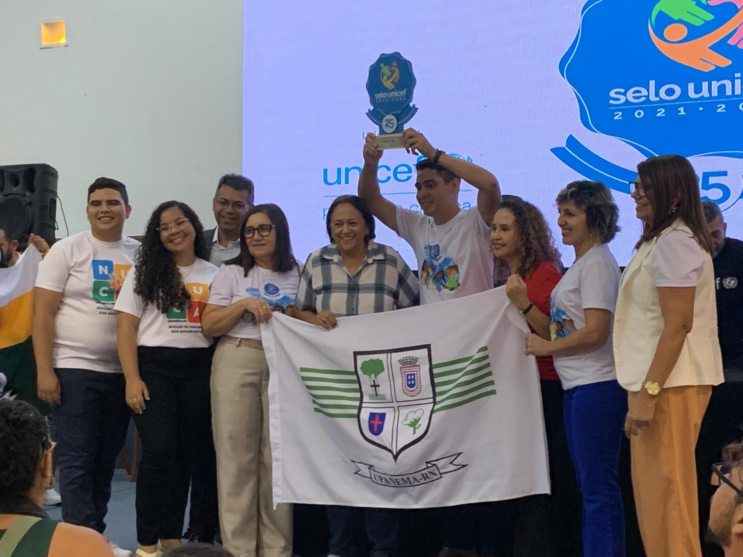 Prefeito Renan recebe troféu do tricampeonato do Selo Unicef conquistado por Upanema
