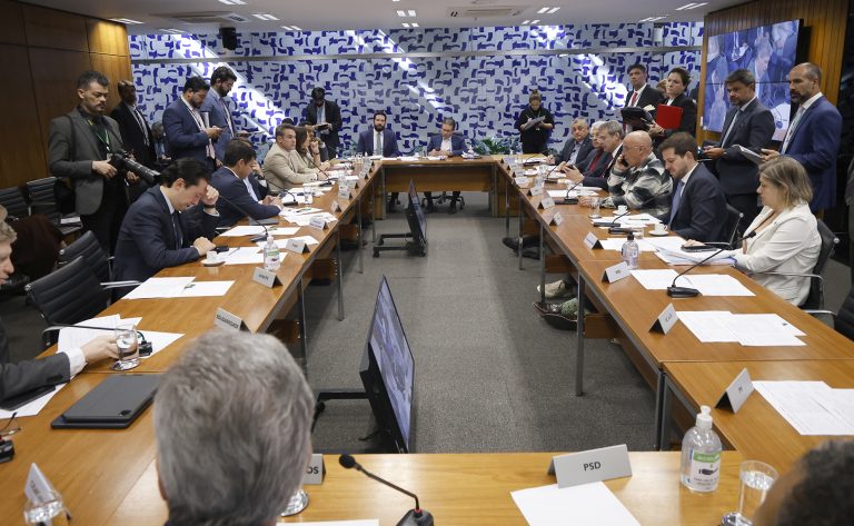 Oposição quer derrubar novo decreto sobre IOF; governo busca entendimento