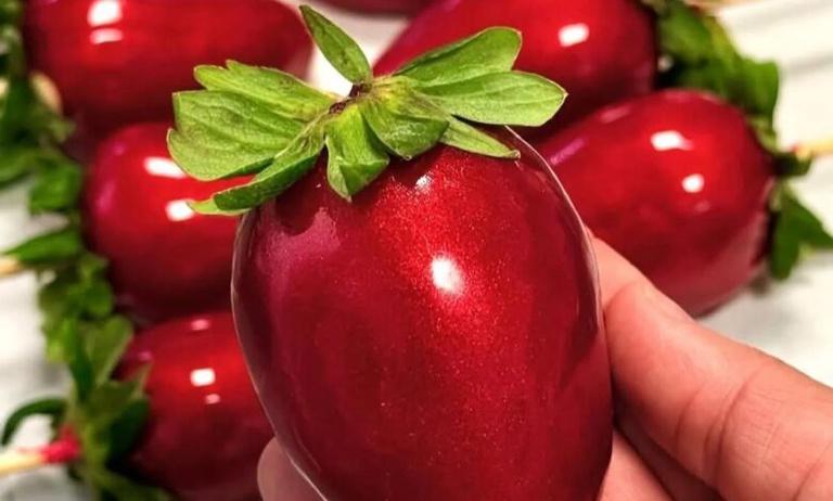 Morango da ansiedade: profissionais de saúde alertam sobre riscos da moda