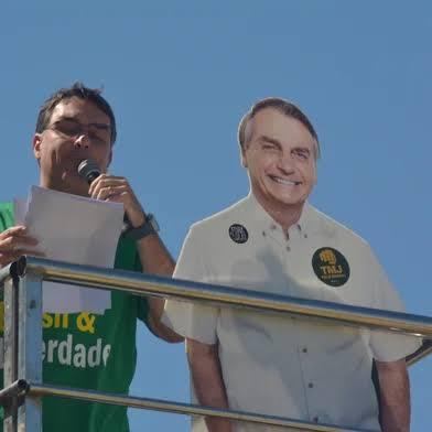 Moraes decreta prisão domiciliar de Bolsonaro