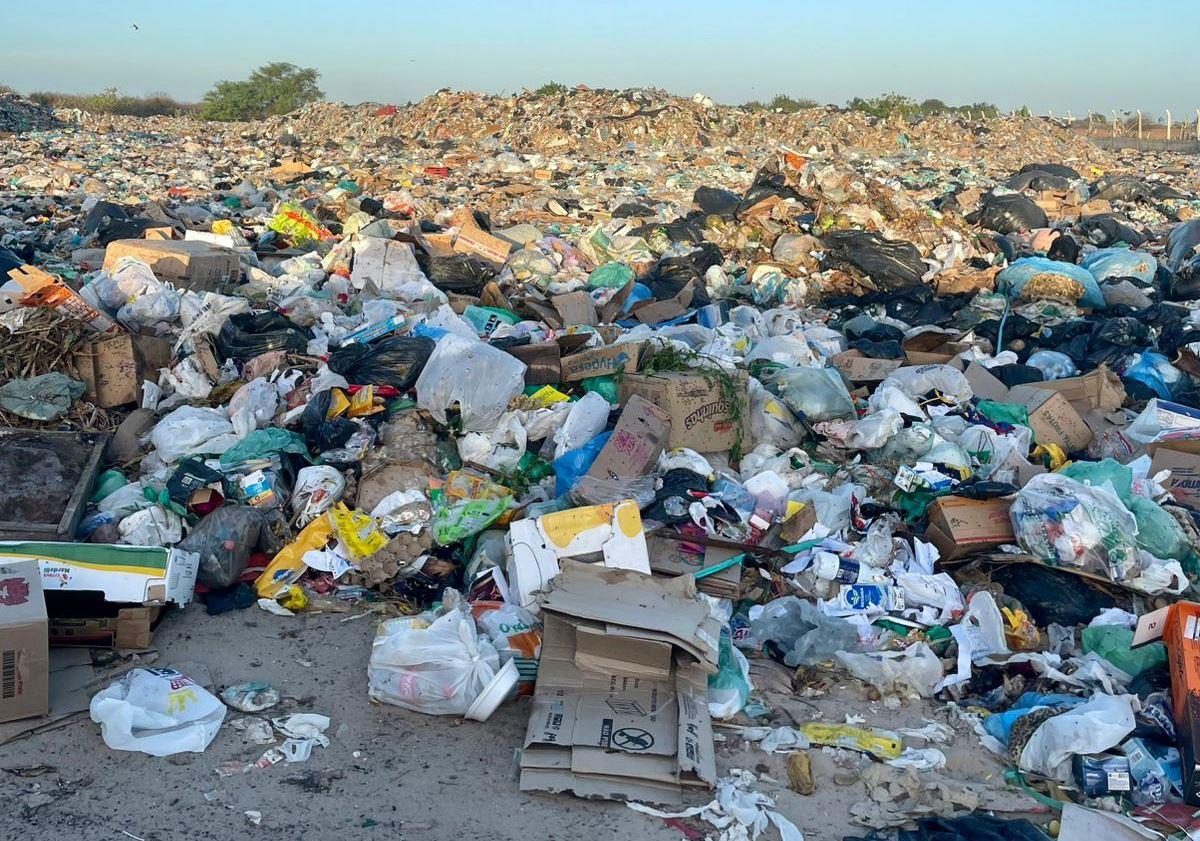 Lixo toma conta das ruas de Tibau mesmo com contrato milionário de limpeza pública