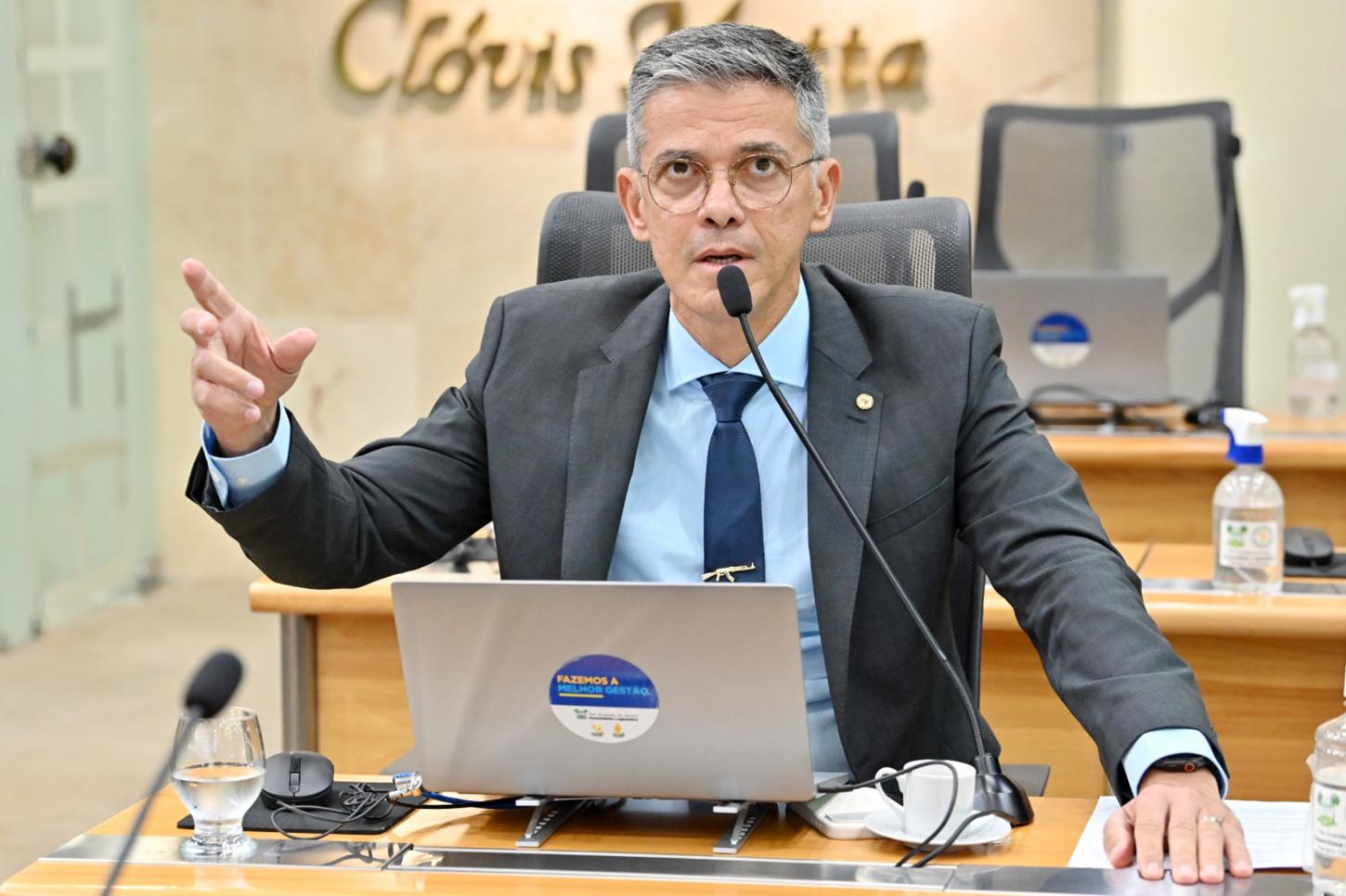 Styvenson é criticado por dizer que policial não faz nada; policial Azevedo defende senador