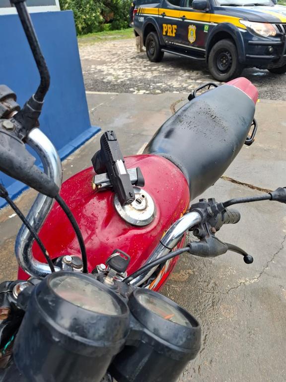 PRF apreende adolescente com arma de fogo e recupera motocicleta roubada em Mossoró