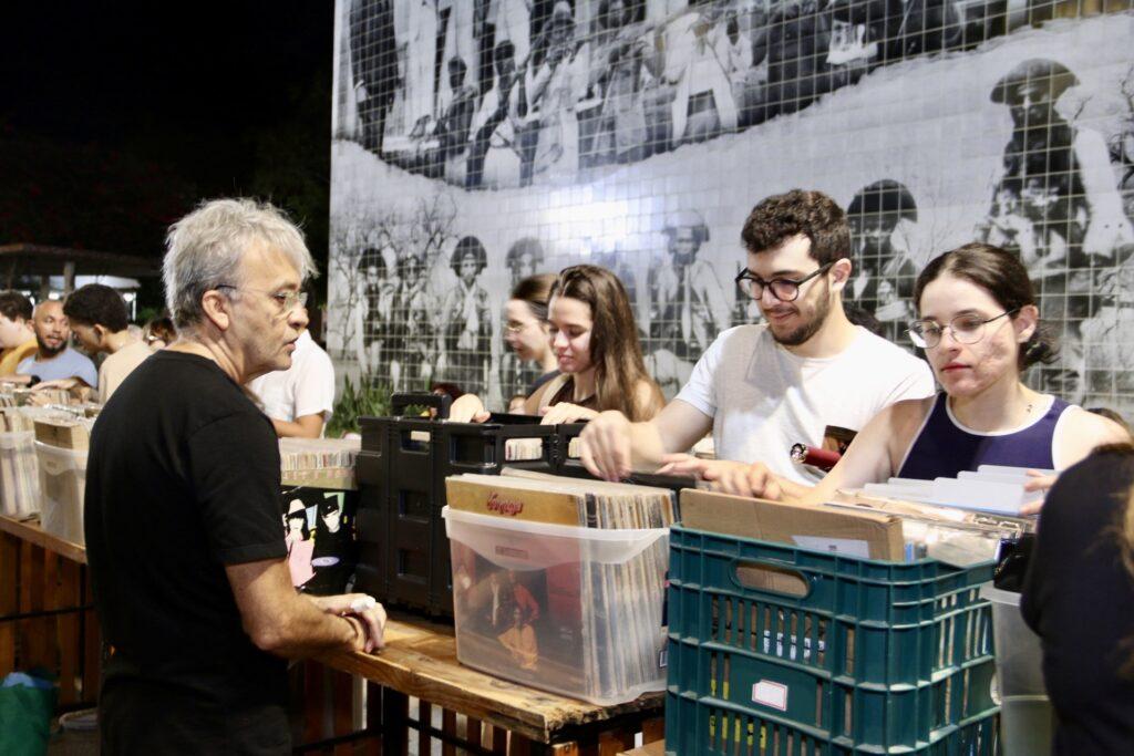 Feira de Vinil e Afins apresenta espetáculo inspirado no álbum Transa, de Caetano Veloso, em Mossoró