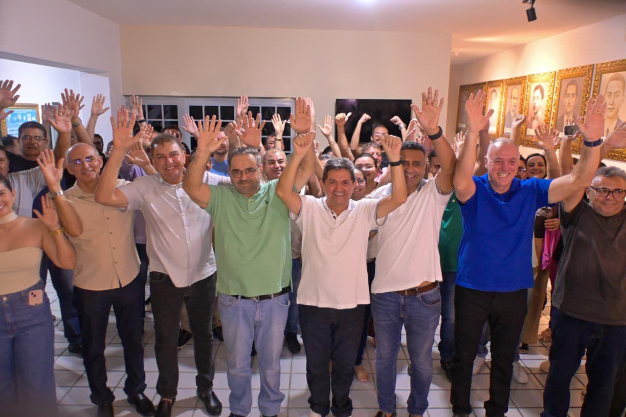 Álvaro Dias recebe apoio de prefeito, vice e vereadores de Campo Grande