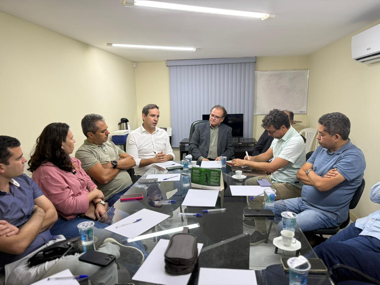 Cadu discute ideias para a saúde pública com representantes do Sindicato dos Médicos do RN