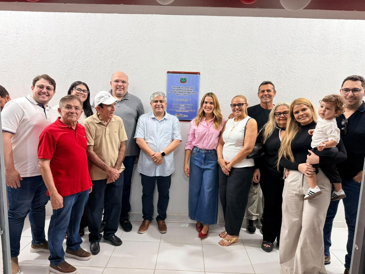 Em ato histórico, Dr. Artur Vale entrega obra e já assina ordem de serviço para execução de outras