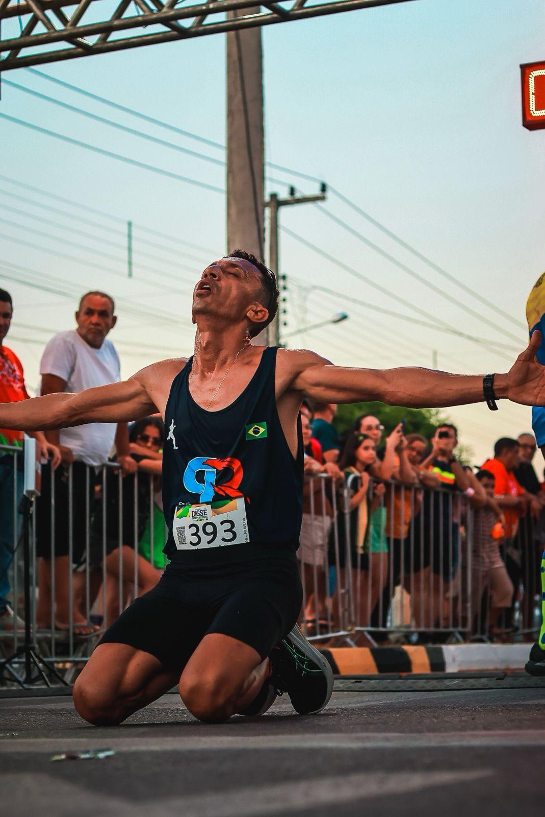 Atleta encerra o percurso da corrida