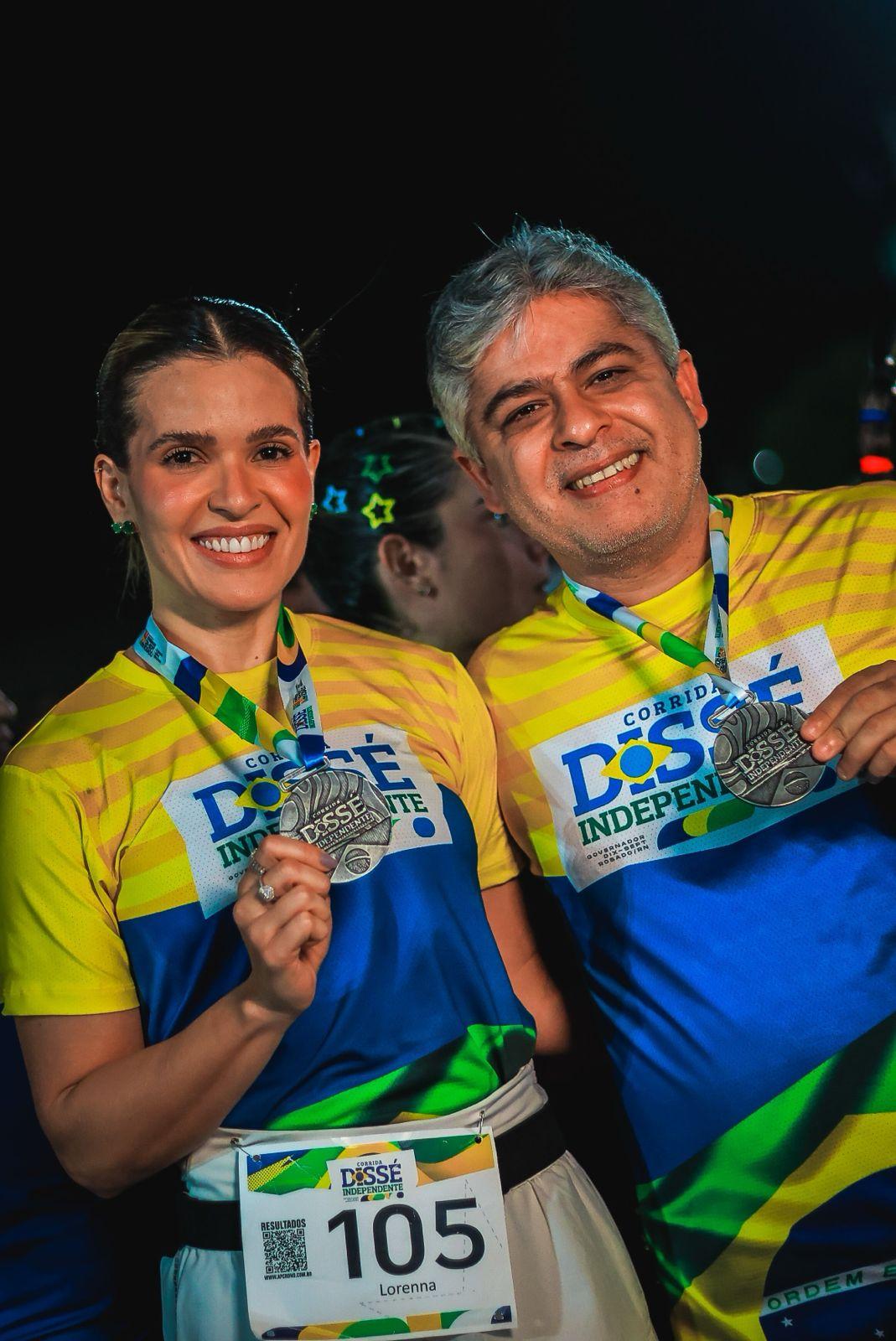 Prefeito e primeira-dama celebram o sucesso do evento.