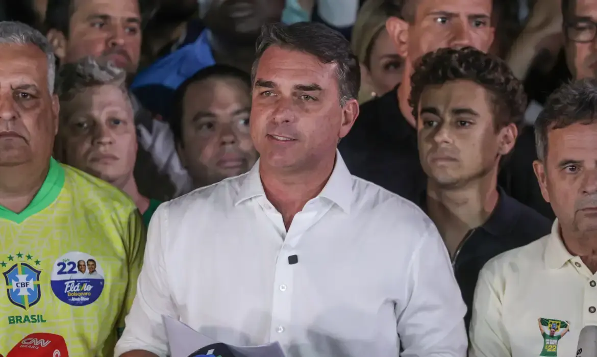Aliado de Trump diz que Flávio Bolsonaro chegou aos EUA